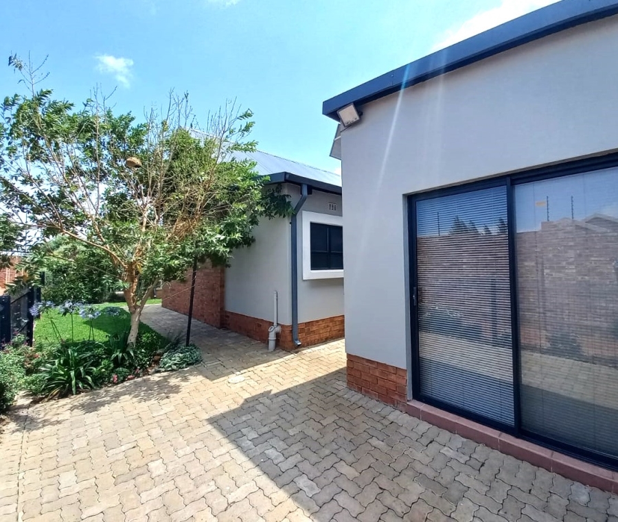 2 Bedroom Property for Sale in De Land Estate North West